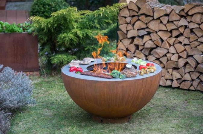 그릴 고리와 야외 요리 BBQ 자연적 녹슨 코르텐 강 화재 용기