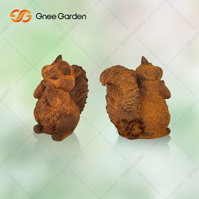 OEM ODM 야외 금속 조각상 다람쥐 첨경시설 손은 정교하게 만들었습니다