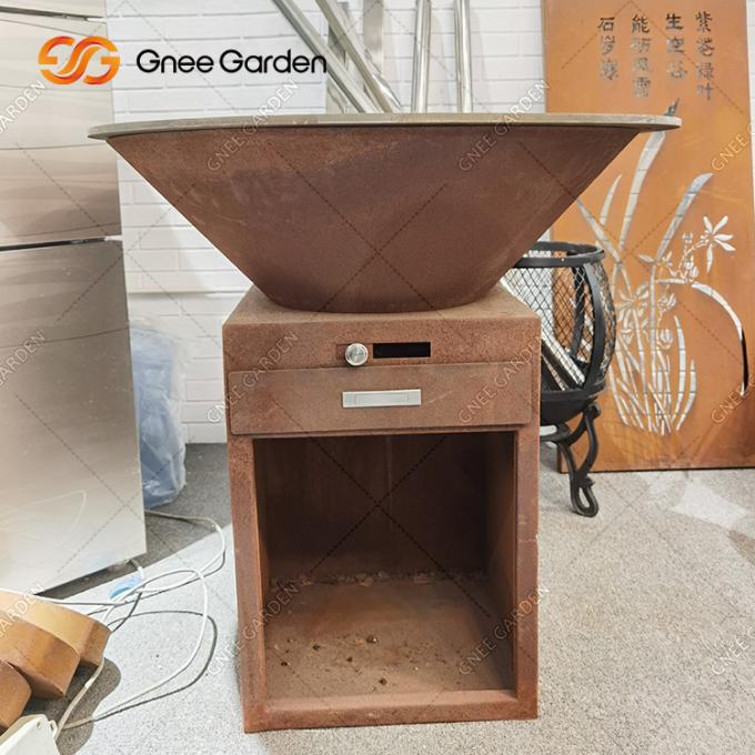 BBQ 그릴 녹 도료와 야외 요리 그릴 코르텐 강 방화정은 바깥에서 먹습니다