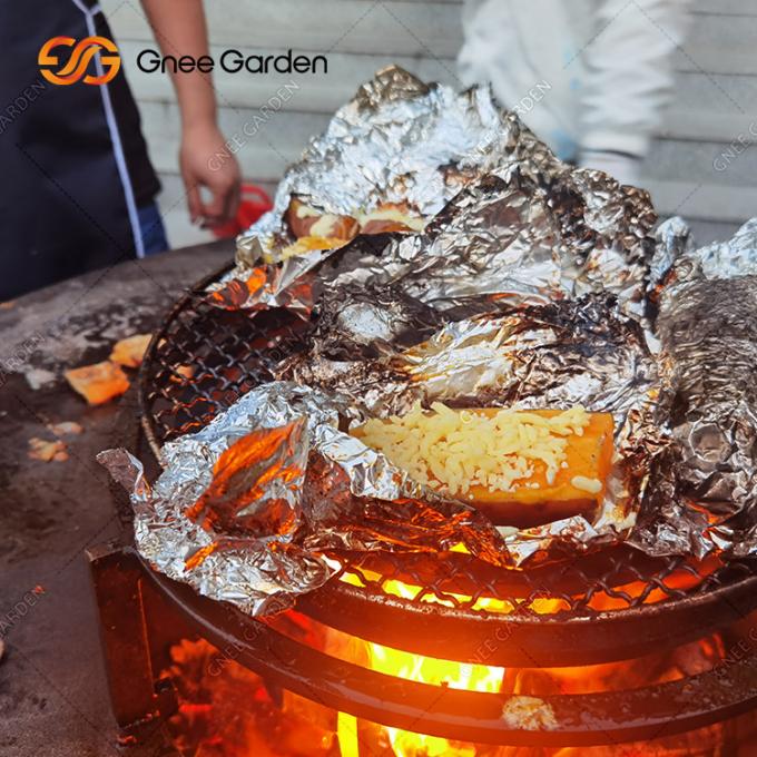BBQ 그릴 녹 도료와 야외 요리 그릴 코르텐 강 방화정은 바깥에서 먹습니다