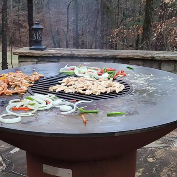 고기 또는 야채를 굽기 위한 숯 연료를 공급받는 비바람에 견디는 금속 야외 요리 BBQ 그릴